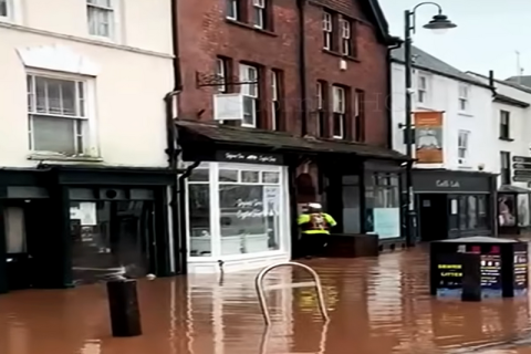 Через шторм «Клаудія» в Португалії загинули три людини, триває евакуація в Англії і Уельсі (ВІДЕО)