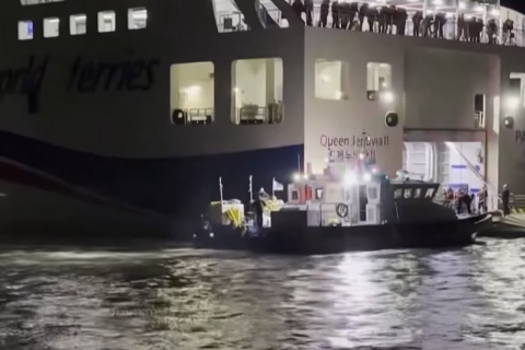 Экипаж севшего на мель парома подозревают в халатности во время расследования в Южной Корее