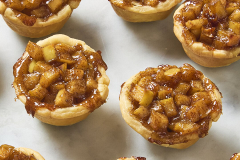 Маленькие пирожки – большое наслаждение: простой рецепт мини-яблочных тарталеток