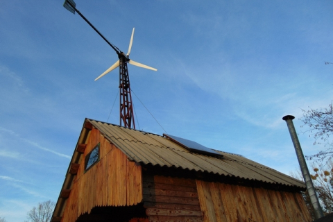 Украинец из Волынской области экономит на электроэнергии благодаря ветряку