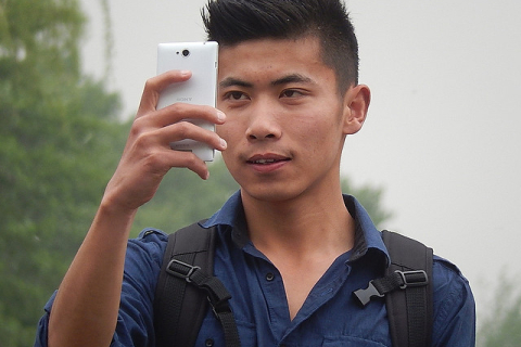 Китайские телефоны следят за пользователями во всём мире