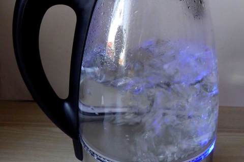 Почему лучше использовать стеклянный электрический чайник?