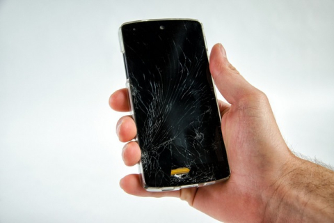 Кінець епохи зламаних екранів смартфонів: у Японії створили самовідновне скло