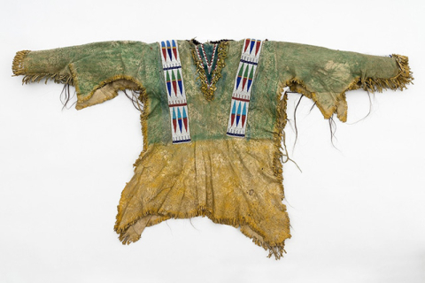 Кожаную рубашку, принадлежавшую индейскому вождю Даниэлю Медведю Пустому Рогу, вернули его потомкам