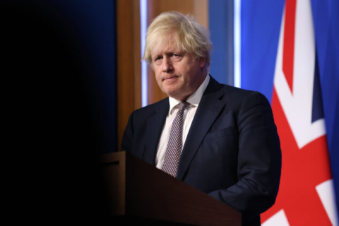 Прем'єр-міністра Великобританії звинуватили у «панічній пропагандистській кампанії» з новими заходами від Covid