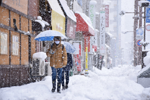 Японія через снігопади скасувала понад сотню авіарейсів (ВІДЕО)