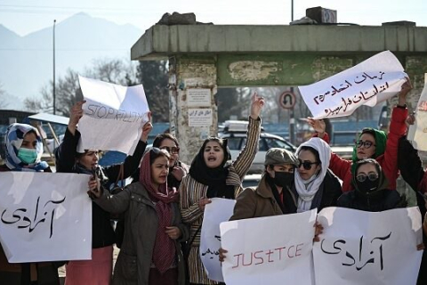 «Зупиніть вбивства» — жінки Афганістану вийшли на демонстрацію (ВІДЕО)