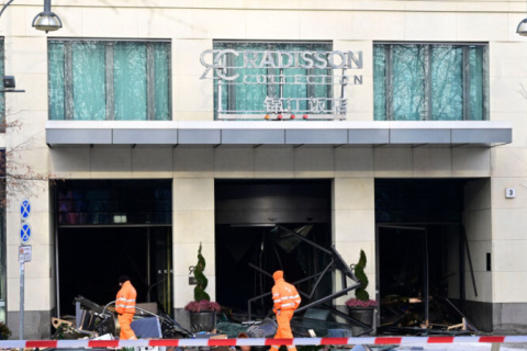 Гигантский аквариум лопнул в берлинском отеле