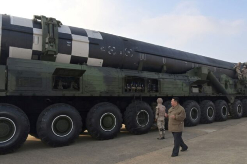 Кім Чен Ин оголосив про нові військові цілі на 2023 рік і натякнув на нові ракетні запуски (ВІДЕО)