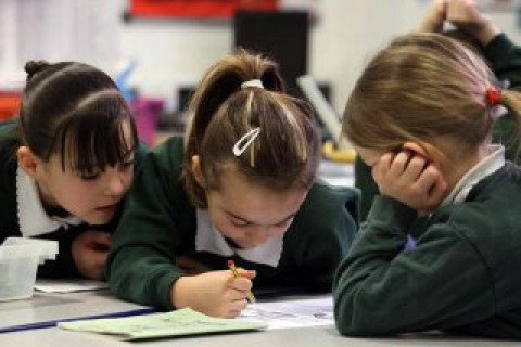 Велика Британія: шкільна форма допомагає "зменшити нерівність"