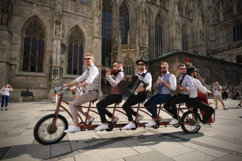 Шесть друзей-музыкантов объехали 10 стран за 10 дней на необычном велосипеде