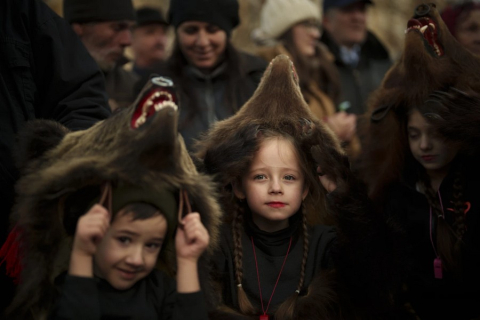 В Румынии прошел предновогодний фестиваль танцующих медведей