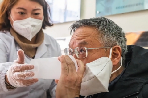 Китай розробляє інгаляційну порошкову вакцину проти COVID-19 (ВІДЕО)