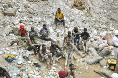 Рятувальники витягли 11 тіл загиблих після зсувів на шахті в Замбії (ВІДЕО)