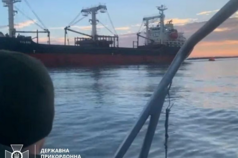 Балкер налетів на міну в Чорному морі, двоє людей поранені