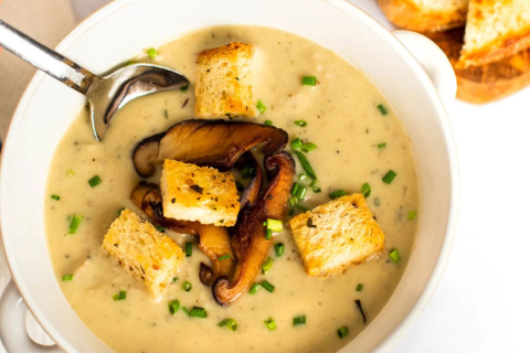 Домашний, сытный, подходящий к любому блюду, этот грибной крем-суп обладает насыщенным вкусом.