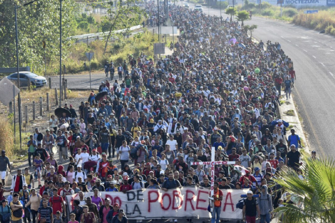 Тисячі людей приєдналися до каравану мігрантів, які йдуть через Мексику до США (ВІДЕО)
