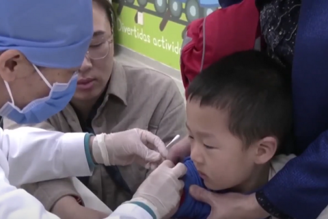 Китай призывает вакцинироваться от COVID-19
