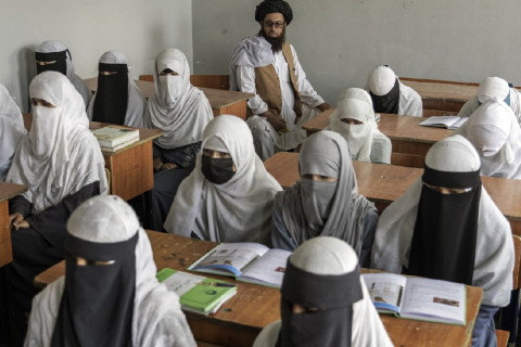 Афганские школьницы заканчивают последний, шестой класс, под властью талибов