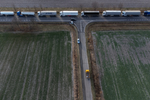 Перші порожні вантажівки проїхали через український КПП до польського кордону