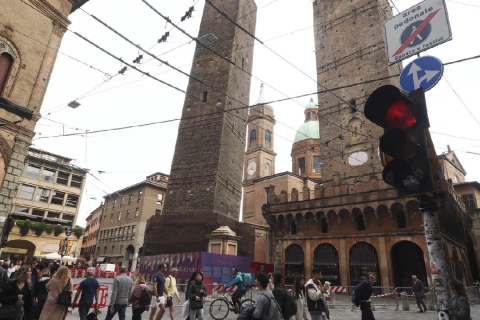 Итальянские чиновники закрепили наклонившуюся башню XII века в Болонье, чтобы предотвратить обрушение