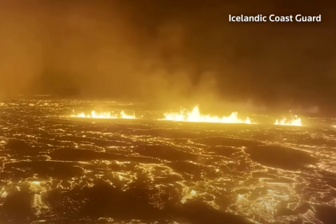 Ученые заявили, что вулканическая лава обходит стороной город Гриндавик в Исландии