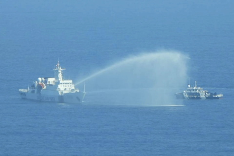 США засудили напад китайських кораблів на філіппінські судна біля мілини Скарборо (ВІДЕО)