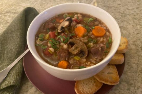 Суп із яловичини та ячменю зі смаженими грибами (Рецепт)