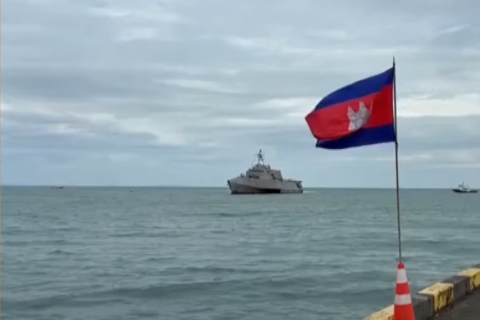 Корабель ВМС США пришвартувався в Камбоджі через побоювання щодо впливу Китаю на її військову базу (ВІДЕО)