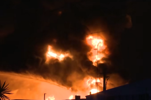 Более 200 пожарных привлечены к тушению пожара после взрыва на мусороперерабатывающем заводе в Сиднее