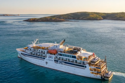 Австралийский круизный лайнер сел на мель у побережья Папуа-Новой Гвинеи с 123 людьми на борту