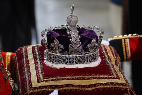 Великобритания: активисты осквернили королевские драгоценности — Лондонский Тауэр закрыт