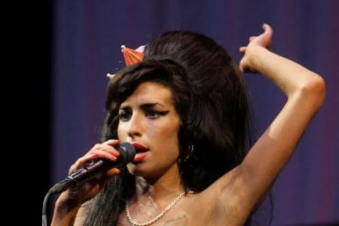 Отец Эми Уайнхаус подал иск после продажи на аукционе одежды и личных вещей певицы