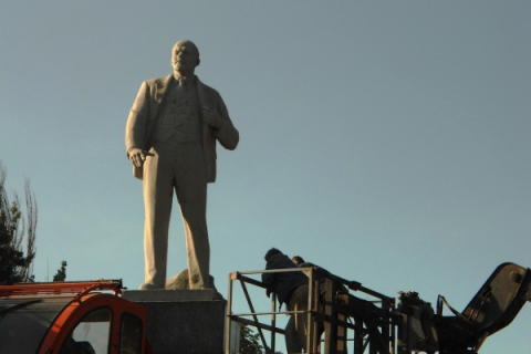 В Мариуполе демонтируют памятники Ленину