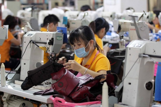 Рабочие трудятся на обувной фабрике в городе Цзиньцзяне южнокитайской провинции Фуцзянь, 17 сентября 2013 года. Многие крупные производители оригинального оборудования в Китае недавно закрылись