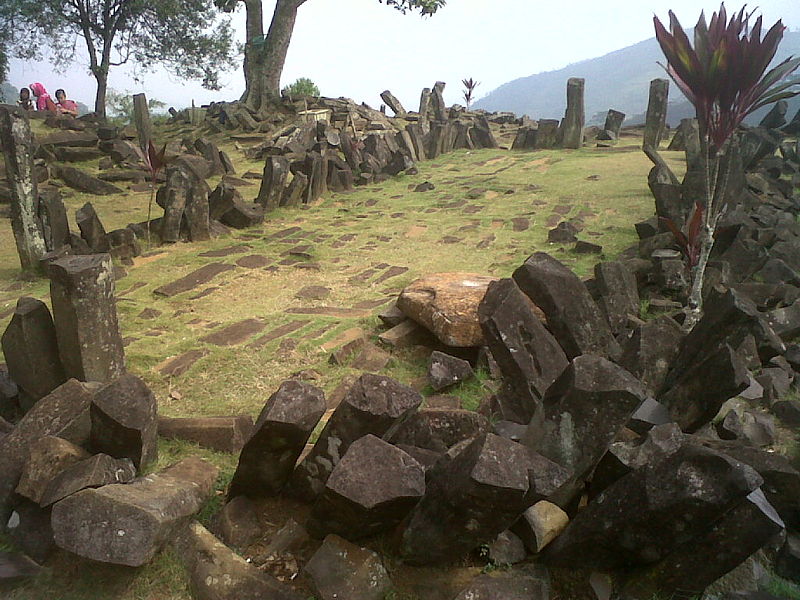 800px-Gunung_Padang_Site.jpg