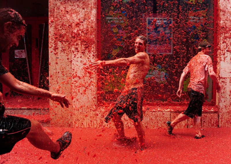 Помидорная битва на фестивале La Tomatina, Буньоль, Испания