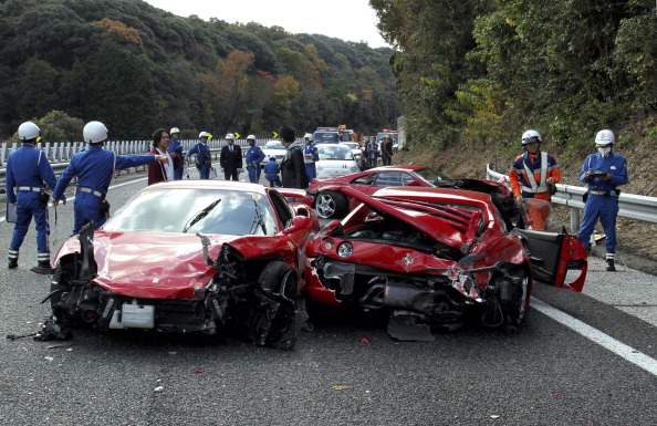 Розкішна спортивна автоподорож Японією закінчилася вчора однією з найдорожчих аварій в історії країни.. Фото: YOMIURI SHIMBUN/AFP/Getty Images
