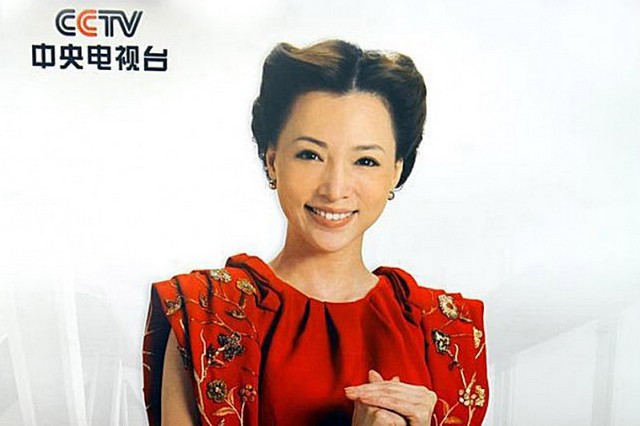 Дун Цин, известная телеведущая Центрального телевидения Китая, на календаре CCTV за 2013 год. Она ездила в этом году в США, чтобы родить ребёнка