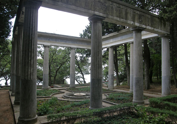 Жемчужиной парка является античная беседка, которую составляют фонтан и 12 мраморных колонн. Фото: malenkov78/u-inkognita.livejournal.com