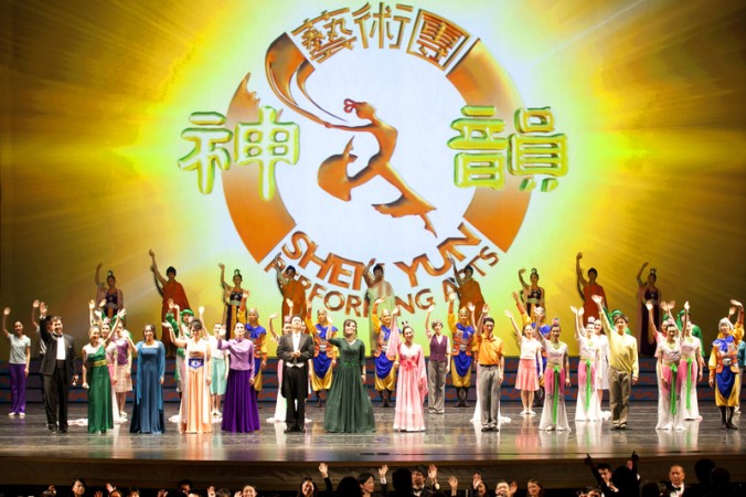 Артисты труппы Shen Yun Performing Arts в зале Линкольн-центра в Нью-Йорке 7 января 2011 года. Способность Shen Yun привлекать широкую аудиторию своими выступлениями в жанре классического китайского танца заинтересовала пропагандистов в Пекине, которые теперь пытаются подражать артистам спектакля. Фото: Дай Бин/Великая Эпоха