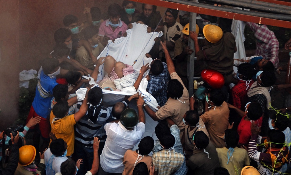 Багато хто з них задихнувся від диму. На момент пожежі в клініці перебувало 160 пацієнтів. Індійська влада чекає, що кількість жертв може зрости. . Фото: STRDEL/AFP/Getty Images