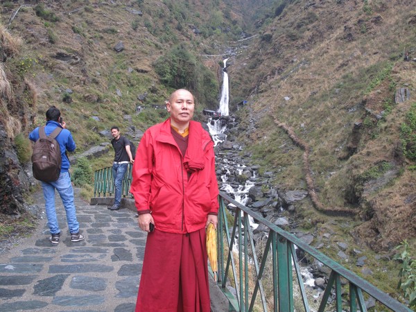 Прогулка к водопаду с тибетским монахом. Фото: Игорь Борзаковский/Великая Эпоха