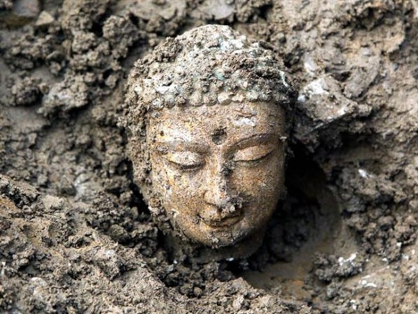 Одна из 3000 статуй Будды, обнаруженных в 2012 году