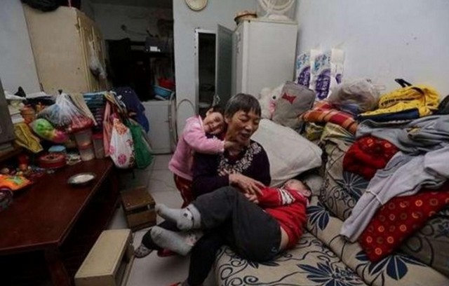 60-річна Го Мінь грає зі своїми 4-річними дітьми-близнюками. У 2005 році Го втратила свою єдину дочку й у 2011 році народила близнюків — хлопчика і дівчинку — за допомогою методики пересадки зародків