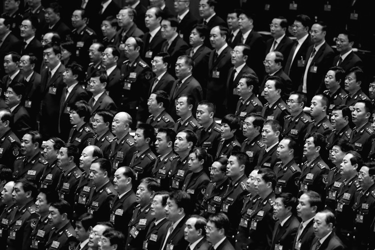 Делегаты на открытии сессии 18-го съезда КПК в Доме народных собраний. 8 ноября, Пекин, КНР. Многие партийные чиновники недавно обнаружили, что их прослушивают. Эта паранойя усилилась среди партийных чиновников из-за антикоррупционной кампании, которую ввели сверху. Фото: Feng Li/Getty Images