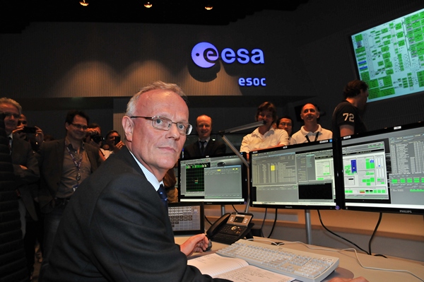 Руководитель научного подразделения Европейского космического агентства Мартин Кесслер отправляет на телескоп «Гершель» последнюю команду, Дармштадт, Германия, 17 июня 2013 г, 15:25 по киевскому времени. Фото: ESA
