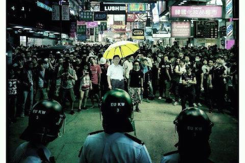 Смонтированное протестующими в Гонконге фото Си Цзиньпина с зонтиком