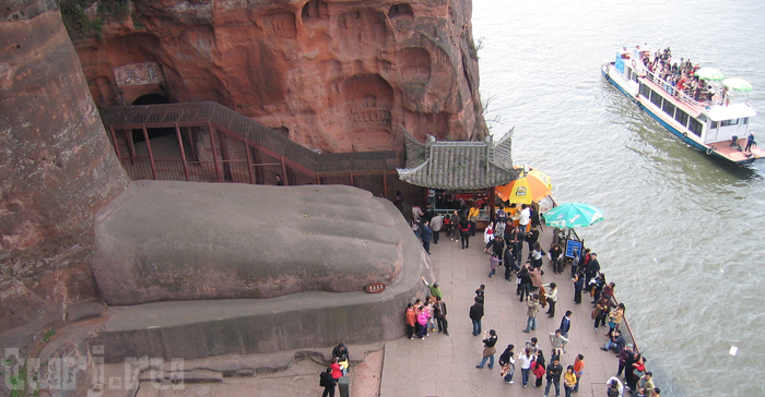 Найбільшим у світі Буддою по праву вважають статую сидячого Будди Майтреї в Лешані. Фото: turj.ru