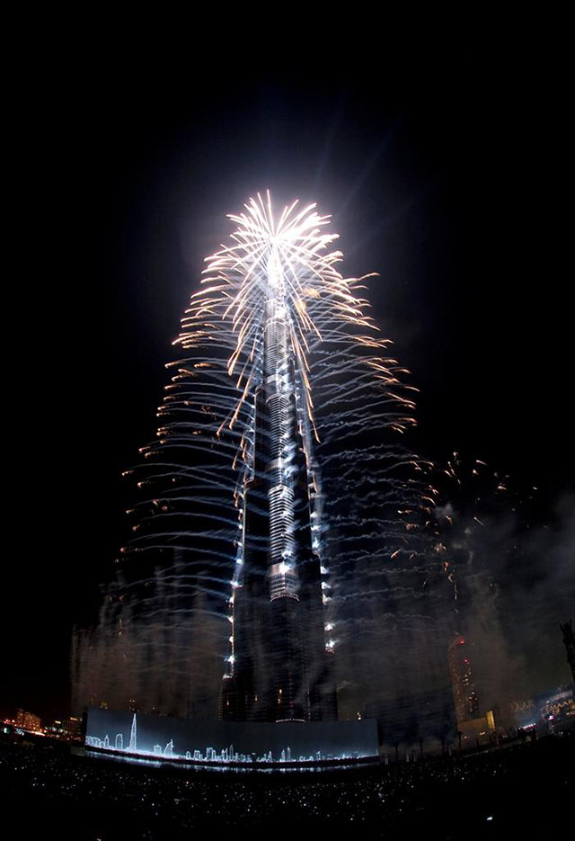 Самое высокое здание в мире: небоскрёб во время церемонии открытия.